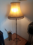 Stara mesing stojeća lampa sa kožnim abažurom