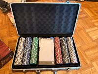 Poker set u aluminijskom koferu 300 žetona metalna jezgra - kao novo