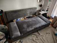POKLANJAMO. Sofa na razvlacenje sa dva jastuka