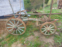 Starinska drvena kola i plug za okapanje