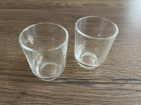 Dvije staklene čaše