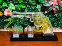 Set boca s revolverom i 2 čaše s drvenim stalkom.