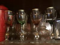 Vintage kristalne čaše u boji sa pozlatom