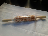 DRVENI VALJAK ZA KEKSE,SA IZREZBARENIM MOTIVIMA,NOVO