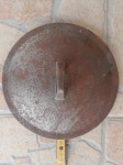 Guseni (ljevani,tučeni ) poklopac