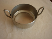 metalna posuda sa dva držača,4 dcl,vidi sliku!