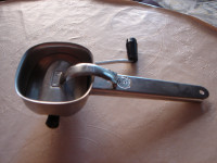 Stare ručna naprava za sjeckanje .voča i povrča,vidi slike!