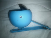 PEPELJARA S HVATALJKOM ZA STOL