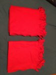 Dvije crvene tanke deke / prekrivača od flisa