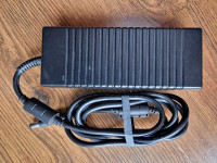 Kućni originalni punjači za HP laptope 120 i 135W, ispravni, očuvani.