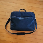 Crna torba za laptop
