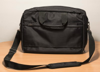 Kvalitetna torba za laptop, gotovo nekorištena, prostrana