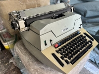 PISAĆA  MAŠINA   OLIVETTI 84