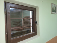 Drveni prozori 60x60 sa pomičnim griljama, protuprovalne šipke