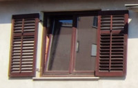 Očuvani drveni prozori i klizne stijene sa škurama te ulazna vrata