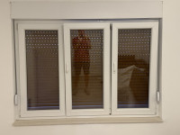 Prodajem rabljeni PVC prozor s roletom (izvrsno stanje)