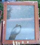 Prozor s okvirom i griljama - drveni