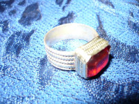 Antik prsten sa crvenom gemom