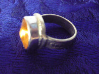 Antik prsten sa žutom gemom, okrugli