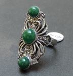 Masivni prsten sa zelenim kamenjem, vel. 7.5 i 8
