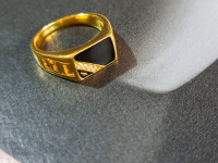 Muski prsten pozlata sa cirkonima i crnim kamenom