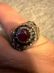 Prsten iz 1880 godine sa safirma i velikim rubijem u sredini prodajem