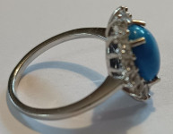 prsten sa plavim kamenom i bijelim cirkonima