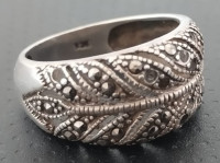 srebrni prsten sa draguljima