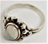 srebrni prsten sa mjesečevim kamenom