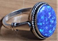 srebrni prsten sa plavim opalom