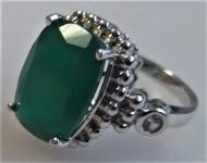 srebrni prsten sa smaragdom i cirkonima
