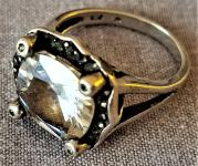 srebrni prsten sa velikim kristalom