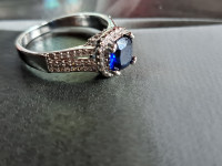 Ženski prsten sa Plavim kamenom i sitnim Cirkonima