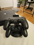 Playstation 4 PRO + 2 joysticka + stalak za punjenje oba joysticka