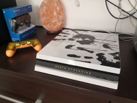 PS4 Pro 1Tb, 2 joysticka i 4 igrice