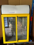 Mali ugostiteljski frižider s kliznim vratima