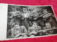 2 Fotografije Momci sa Puškama