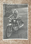 STARA FOTO - MOTOR NSU, DJEVOJČICA NA MOTORU