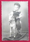 Stara fotografija dječaka na drvenom konjiću na ljuljanje