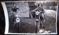 Stara fotografija  djevojčica na starim motociklima