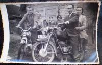 Stara fotografija obitelji na starim motociklima 2