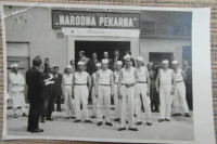 Stara fotografija pekara koji slave Titov rođendan