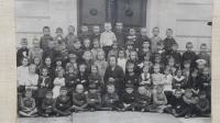 Stara fotografija iz Petrovaradina školarci I razreda iz 1927.g.