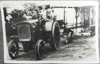 Stara fotografija traktora odmah iza 2 svj.rata