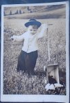 Stara razglednica sa motivom djeteta sa igračkom