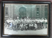 Velika uokvirena fotografija zagrbačkih biciklista iz 50-ih godina