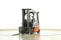 Linde E25-01 električni viličar – 2500 kg, triplex, bočni pomak