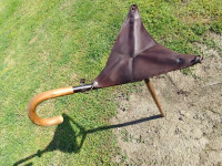 Stari pomoćni štap za hodanje sa sjedalicom