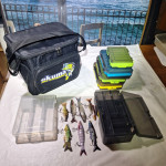 Torba za ribolovni pribor sa kutijama za varalice i ostali pribor