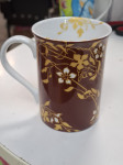 Darovna keramička šalica smeđa cvijetna